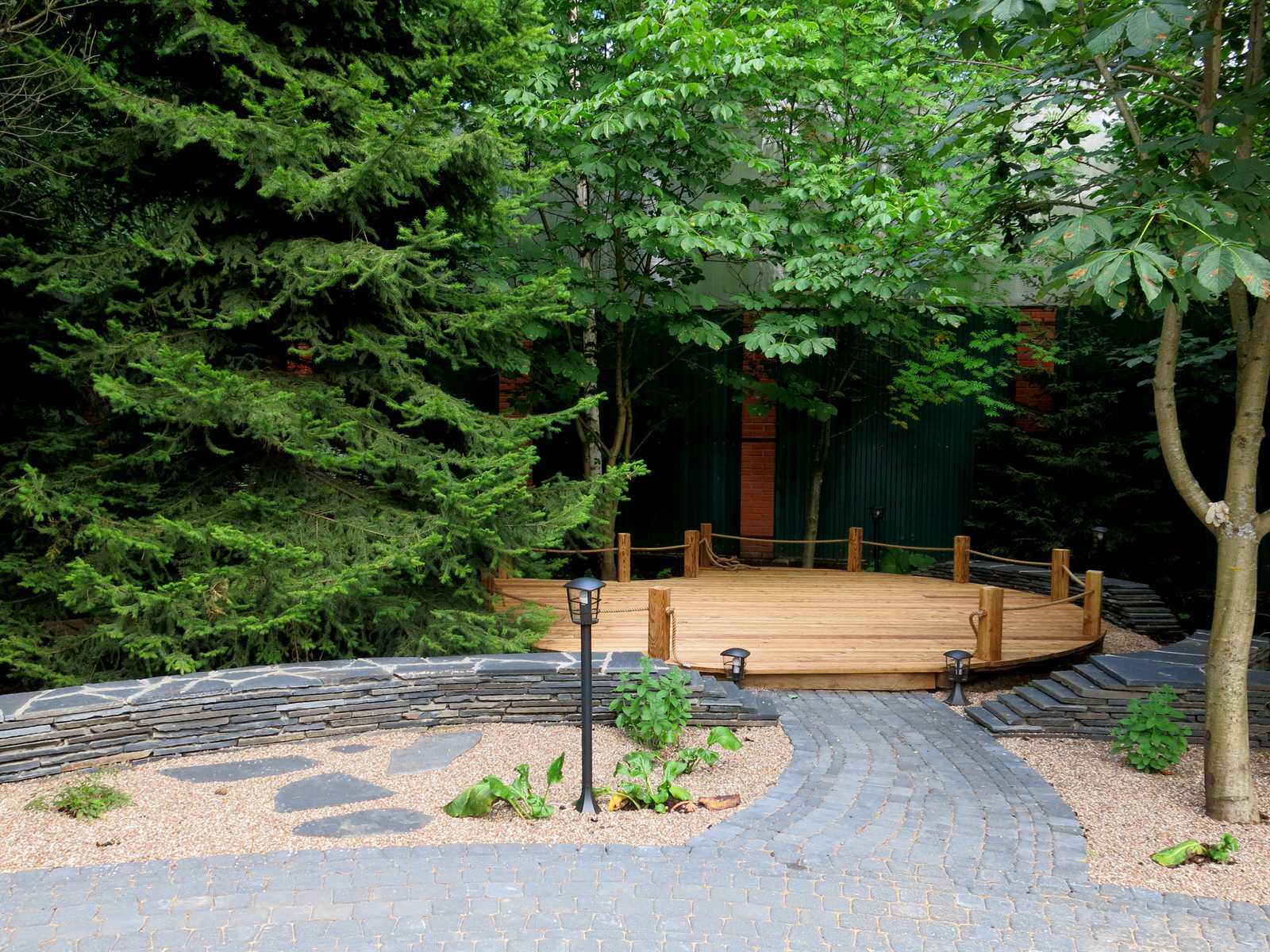 ОБЫКНОВЕННЫЙ САД ДЛЯ НЕОБЫКНОВЕННОЙ СЕМЬИ