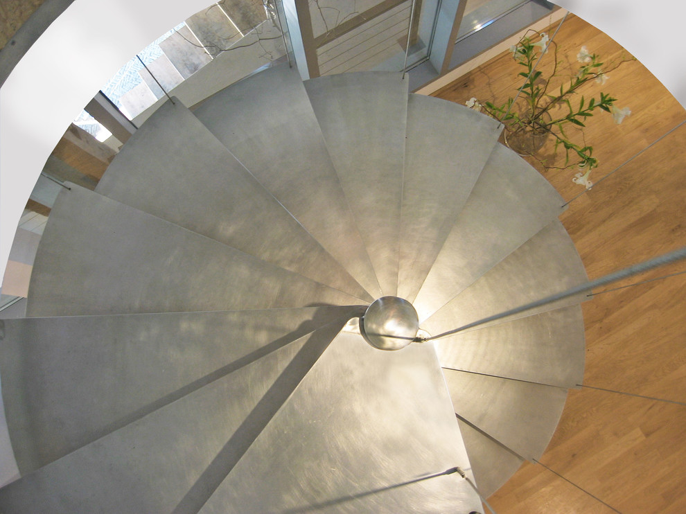 Mittelgroße Treppe mit offenen Setzstufen in Sonstige