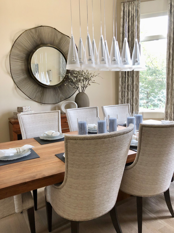 Dining room - transitional dining room idea in Chicago