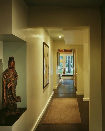 Example of a transitional entryway design in Austin