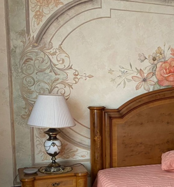 роспись в изголовье кровати