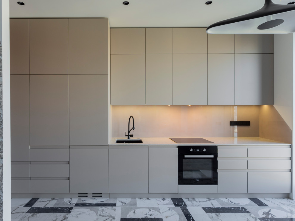 Большая стильная кухня в неоклассическом стиле в светлых тонах