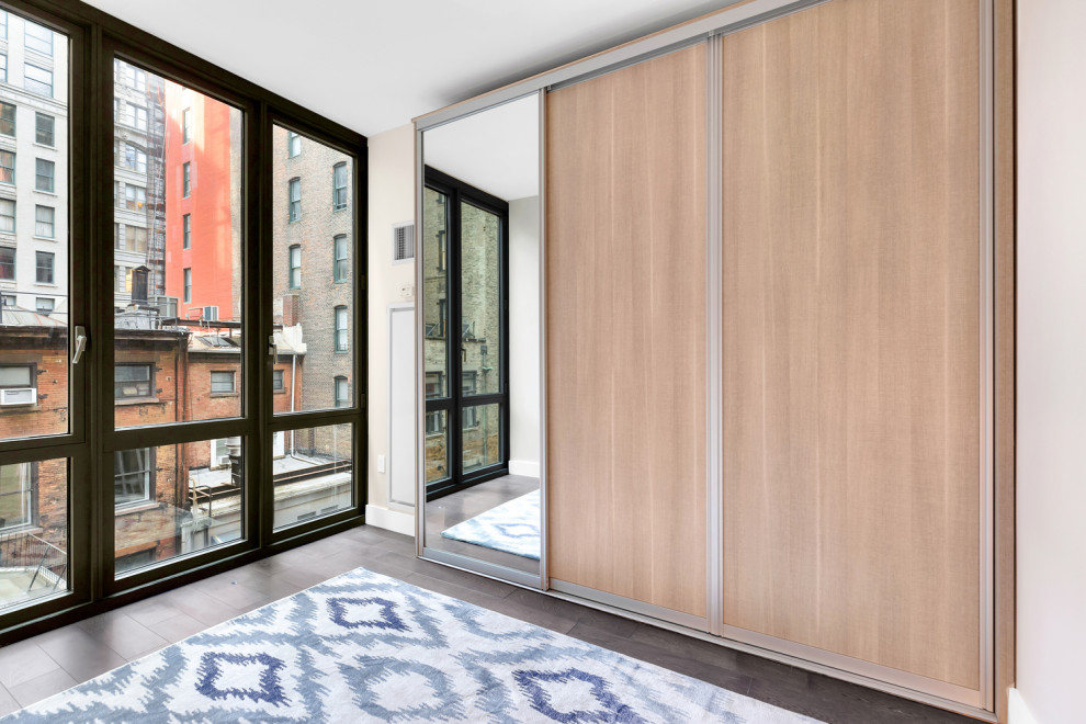 Diseño de armario y vestidor unisex minimalista grande con a medida, armarios con paneles lisos, puertas de armario marrones y suelo de madera oscura