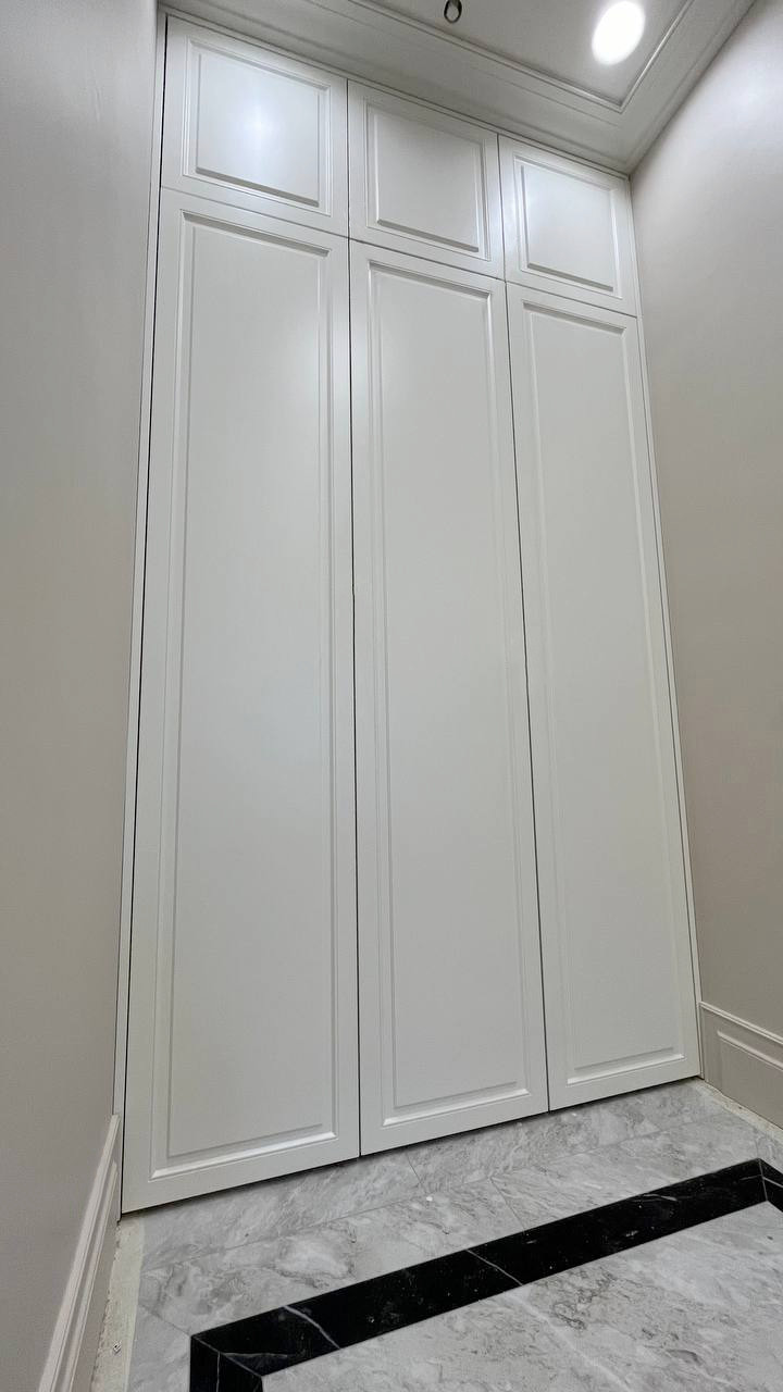 Встроенные распашные шкафы