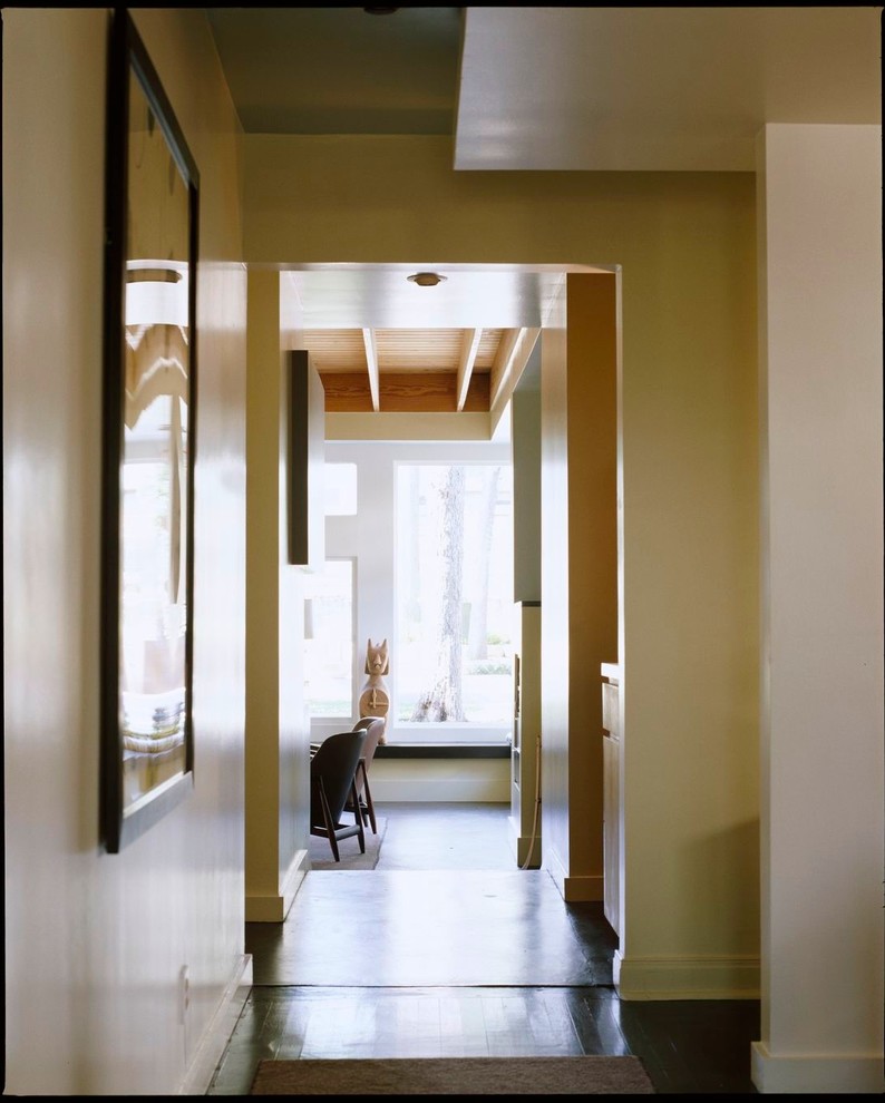 Transitional entryway photo in Austin