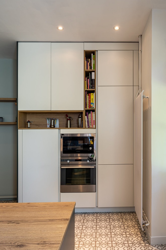 Idee per una cucina minimalista di medie dimensioni con parquet chiaro
