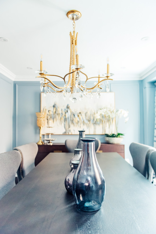 Example of a transitional home design design in Toronto