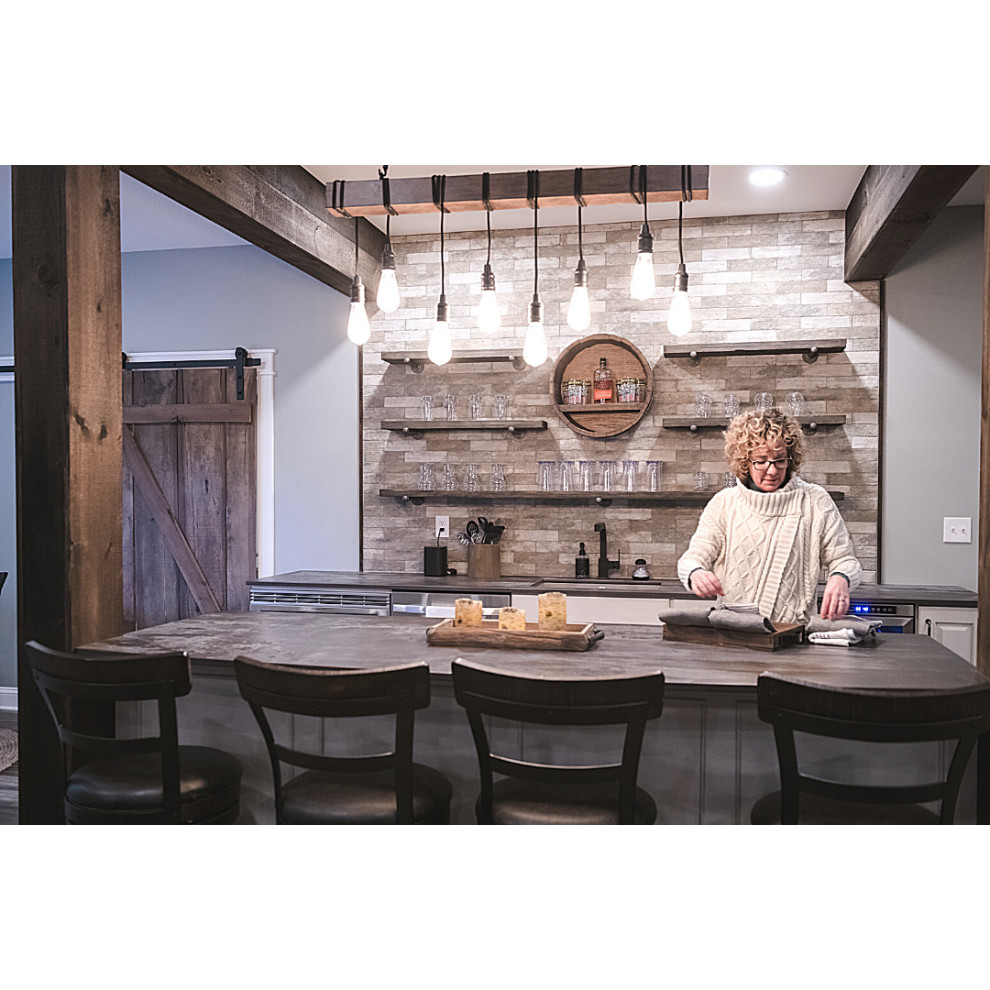 Exempel på ett mellanstort rustikt grå grått kök, med en undermonterad diskho, luckor med upphöjd panel, vita skåp, bänkskiva i kvarts, beige stänkskydd, stänkskydd i tegel, rostfria vitvaror, laminatgolv, en köksö och brunt golv