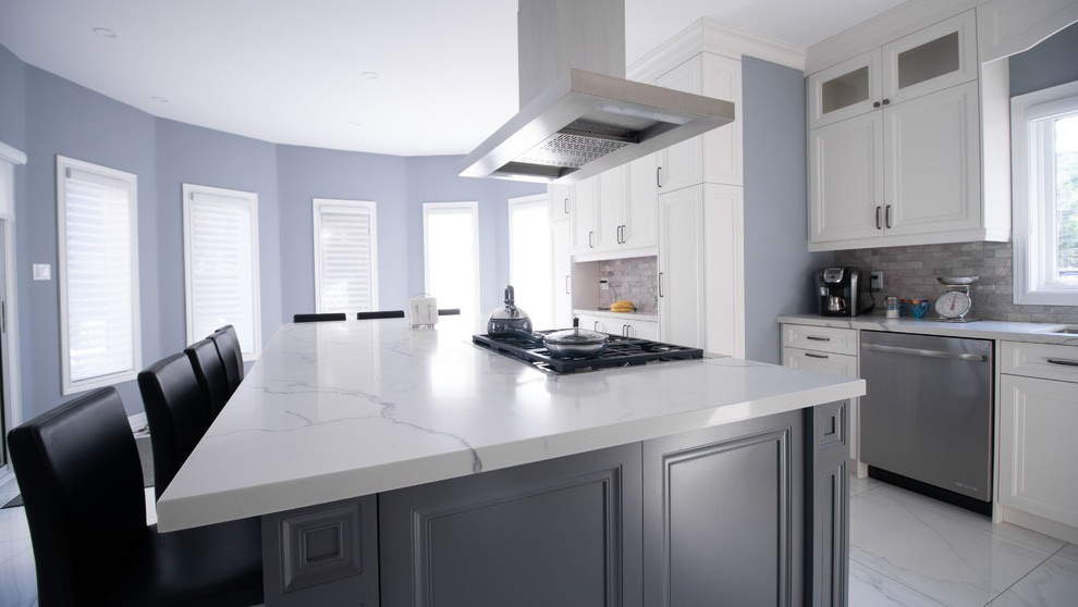 Kitchen - transitional kitchen idea in Toronto