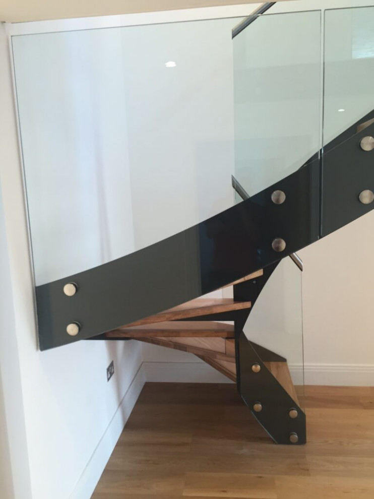 Стильный дизайн: п-образная лестница среднего размера в стиле модернизм с деревянными ступенями, стеклянными подступенками и стеклянными перилами - последний тренд