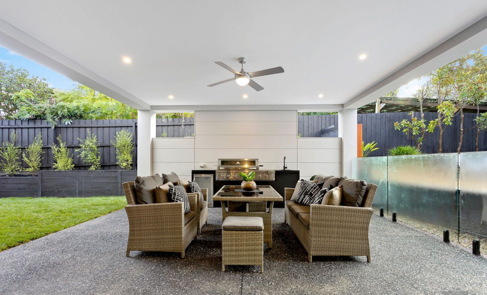 Design ideas for a transitional patio in Melbourne.