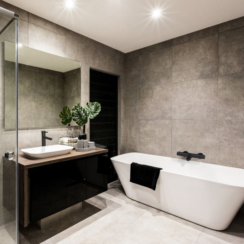 Foto på ett litet funkis badrum med dusch, med svarta skåp, ett platsbyggt badkar, grå kakel, stickkakel, grå väggar, klinkergolv i keramik, ett integrerad handfat och vitt golv