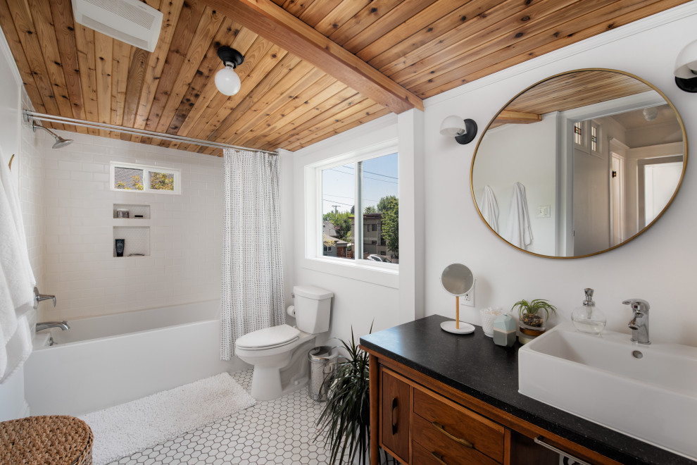 Idées déco pour une salle de bain moderne en bois brun avec une baignoire en alcôve, un combiné douche/baignoire, un carrelage blanc, un mur blanc, un sol en carrelage de céramique, une vasque, un plan de toilette en stéatite, un sol blanc, un plan de toilette noir, un banc de douche, meuble simple vasque, meuble-lavabo sur pied et un plafond en bois.