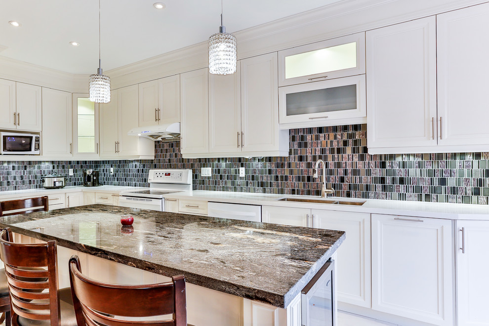 Kitchen - transitional kitchen idea in Toronto