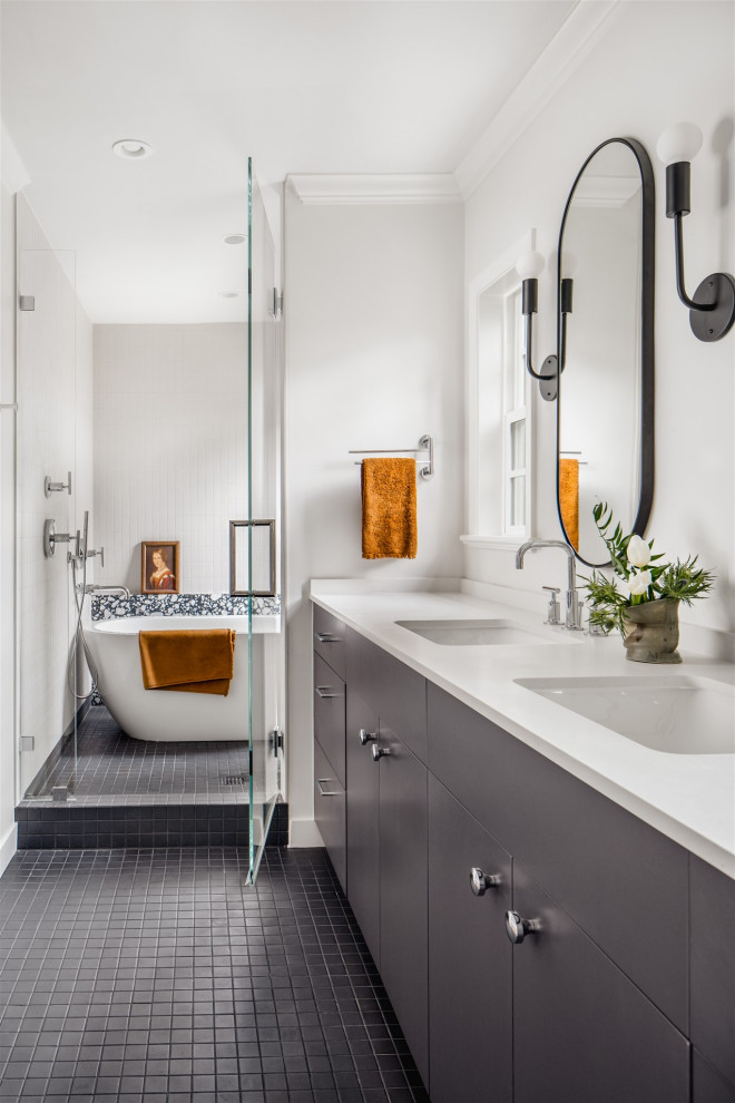 Exempel på ett klassiskt vit vitt en-suite badrum, med ett fristående badkar, våtrum, vita väggar, ett undermonterad handfat, svart golv och dusch med gångjärnsdörr