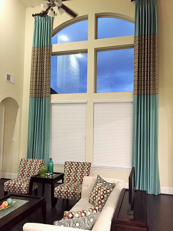 Example of a transitional home design design in Houston