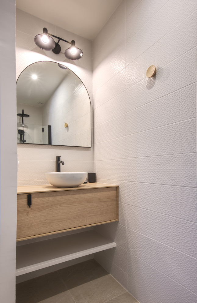 モンペリエにある高級な小さなトロピカルスタイルのおしゃれなバスルーム (浴槽なし) (白いキャビネット、アンダーカウンター洗面器、ベージュの床、洗面台1つ) の写真