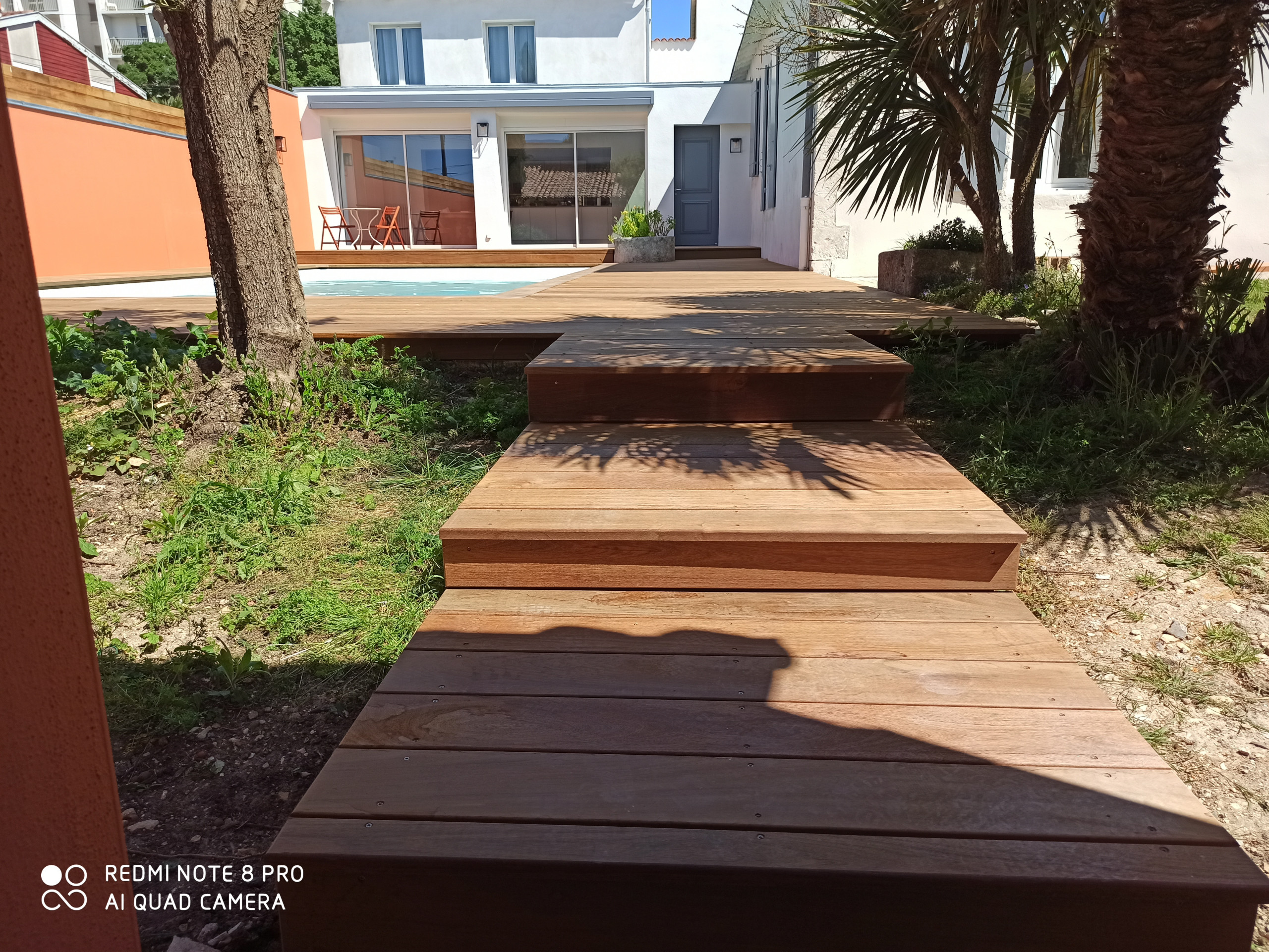 Terrasse en bois et piscine