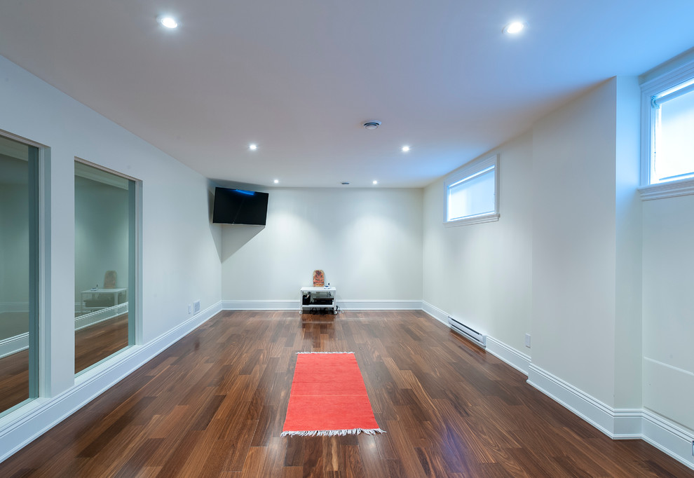 Design ideas for a large arts and crafts home gym in Montreal.