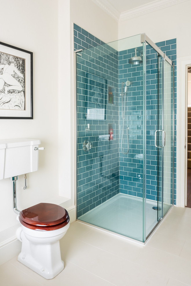 Immagine di una grande stanza da bagno padronale chic con WC monopezzo, pavimento con piastrelle in ceramica e pavimento bianco