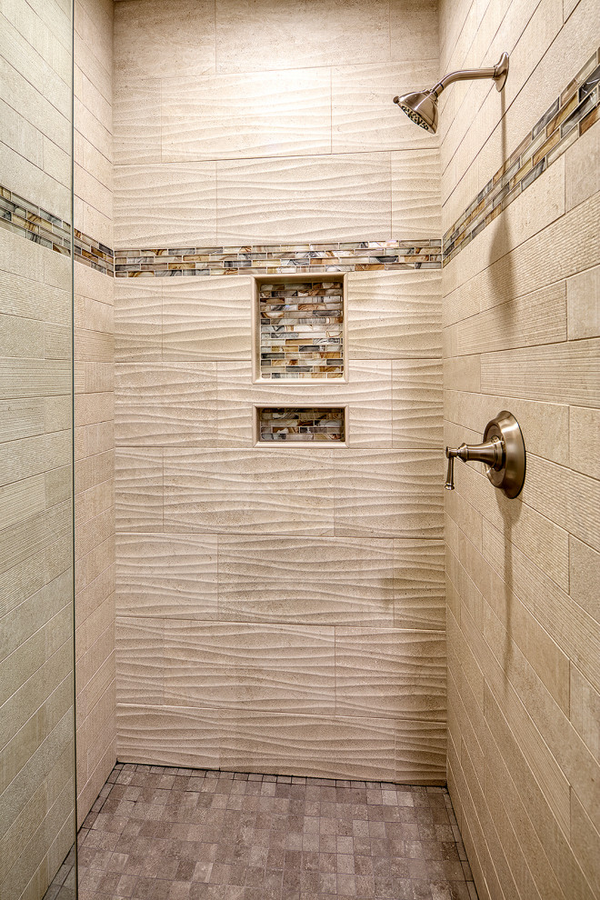 Exempel på ett mellanstort amerikanskt grå grått badrum med dusch, med släta luckor, beige skåp, en dusch i en alkov, en toalettstol med hel cisternkåpa, grå kakel, keramikplattor, grå väggar, klinkergolv i keramik, ett undermonterad handfat, bänkskiva i kvarts, beiget golv och dusch med gångjärnsdörr