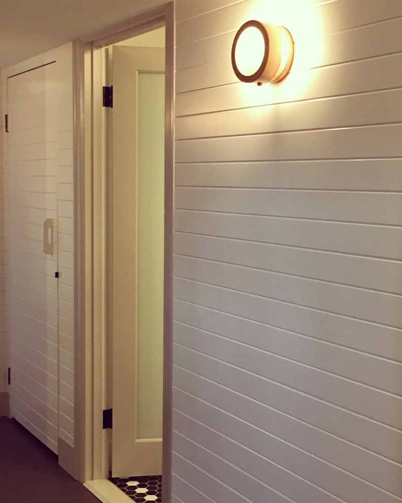 Example of a transitional home design design in Seattle