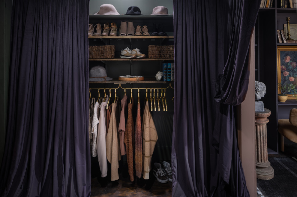 Modelo de armario vestidor unisex de tamaño medio con armarios con paneles lisos, puertas de armario de madera oscura, suelo de madera oscura y suelo beige