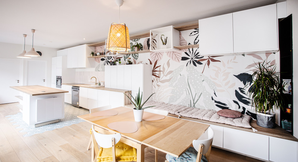 Offenes, Geräumiges Modernes Esszimmer mit bunten Wänden, Keramikboden und türkisem Boden in Paris