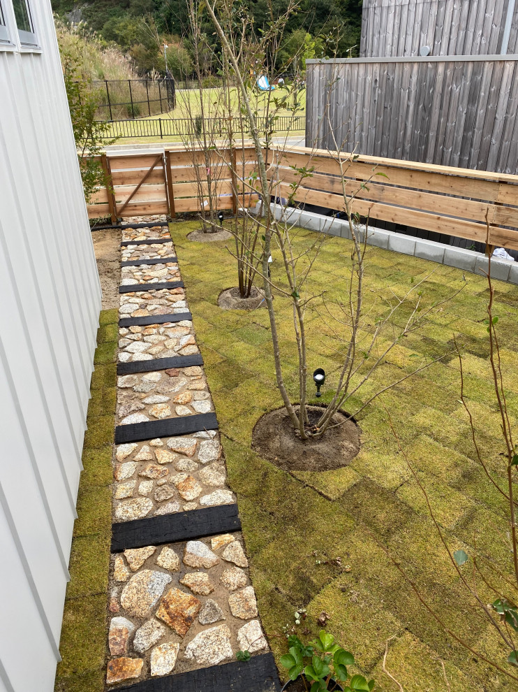 На фото: большой солнечный, осенний участок и сад на боковом дворе в стиле рустика с хорошей освещенностью и с деревянным забором с