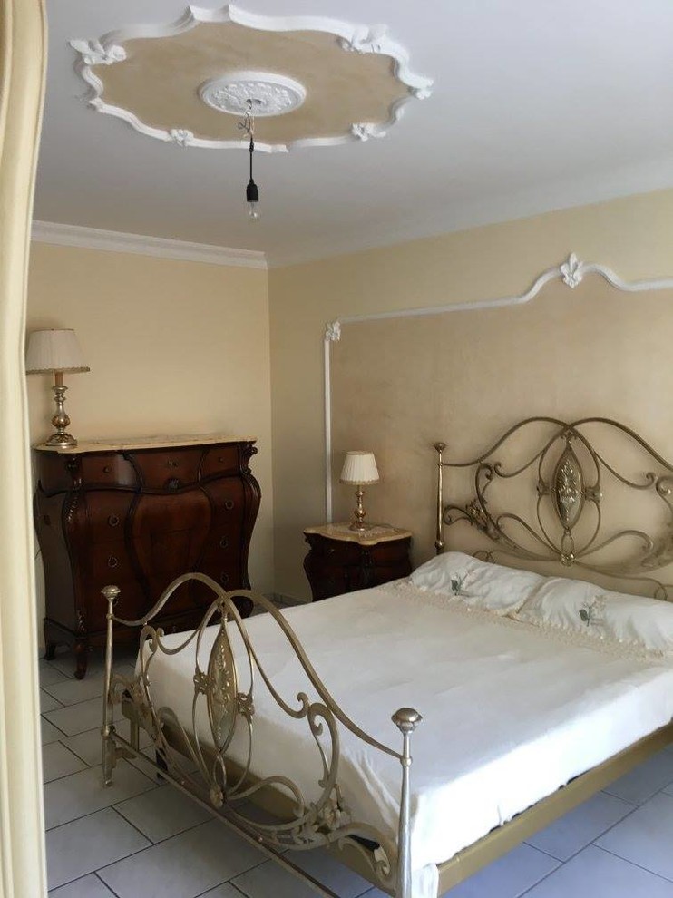 Kleines Mediterranes Hauptschlafzimmer mit beiger Wandfarbe und Keramikboden in Köln