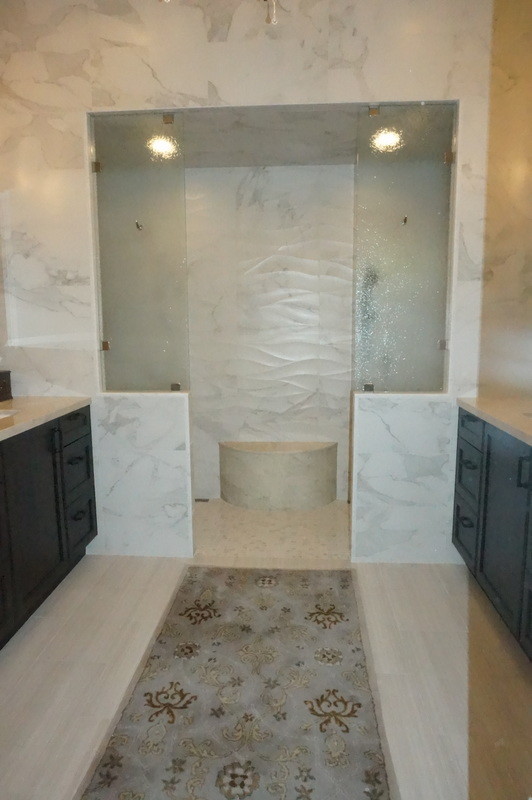 Идея дизайна: большая главная ванная комната в классическом стиле с фасадами с утопленной филенкой, темными деревянными фасадами, двойным душем, белой плиткой, керамогранитной плиткой и столешницей из кварцита