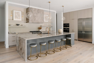 Cucina con top in marmo e paraspruzzi beige : Foto e Idee per Ristrutturare  e Arredare - Febbraio 2024