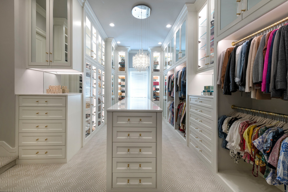 Foto de armario vestidor unisex tradicional renovado grande con armarios con rebordes decorativos, puertas de armario blancas, moqueta y suelo gris