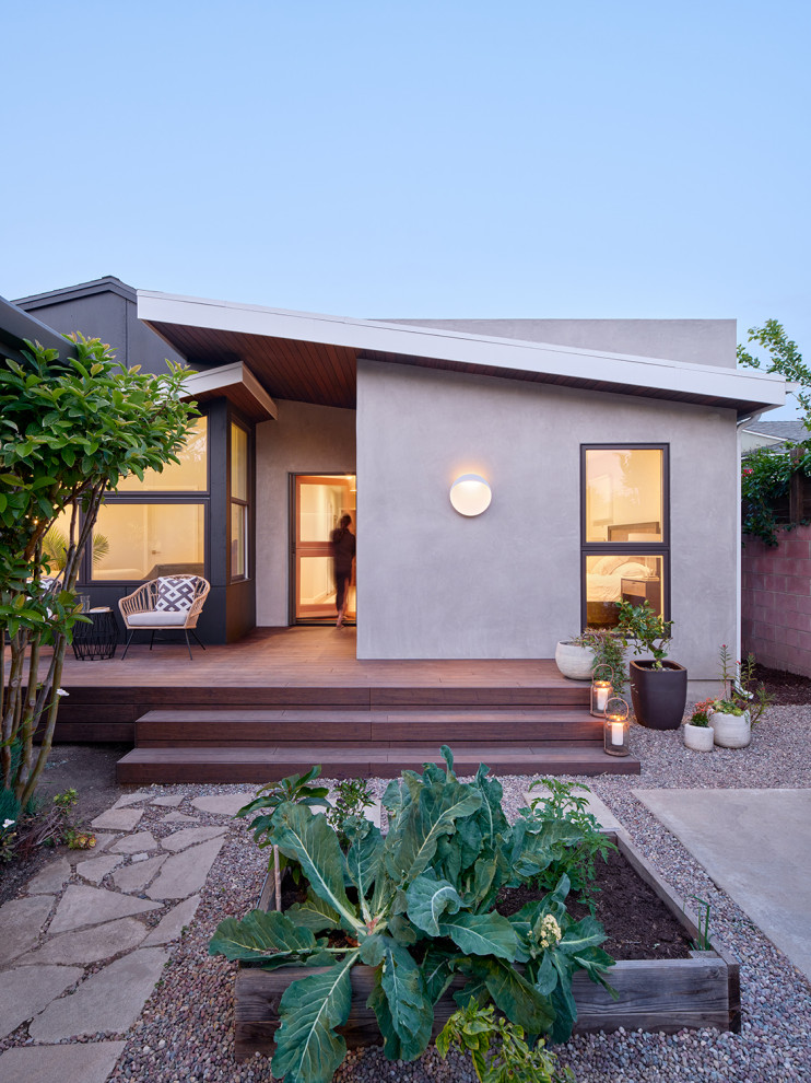 Mittelgroßes, Einstöckiges Modernes Einfamilienhaus mit Mix-Fassade, bunter Fassadenfarbe, Schindeldach und grauem Dach in Los Angeles