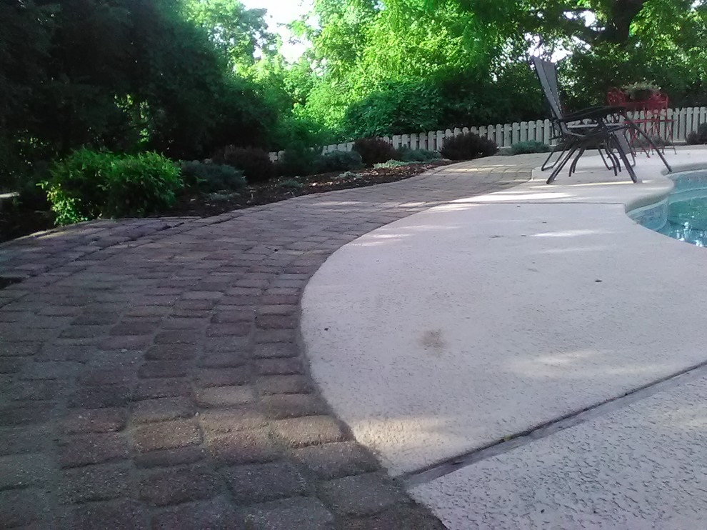 Design ideas for a mid-sized rustic full sun backyard stone landscaping for summer.