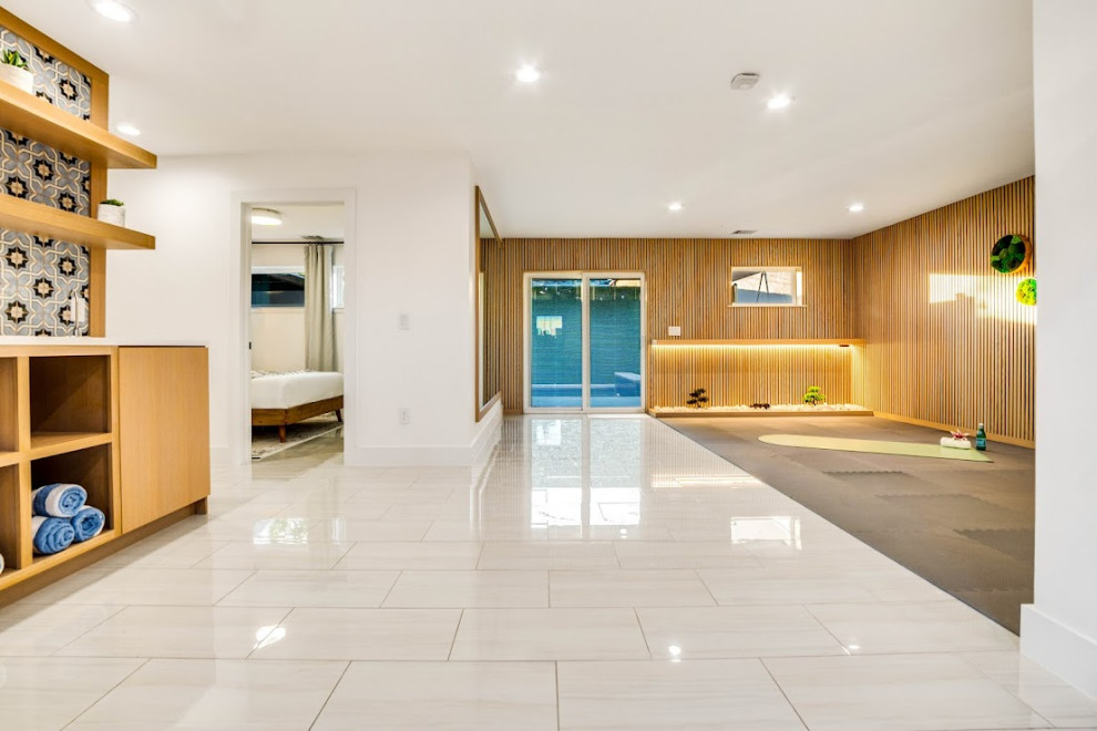 Multifunktionaler, Mittelgroßer Moderner Fitnessraum mit brauner Wandfarbe, Keramikboden und weißem Boden in Dallas