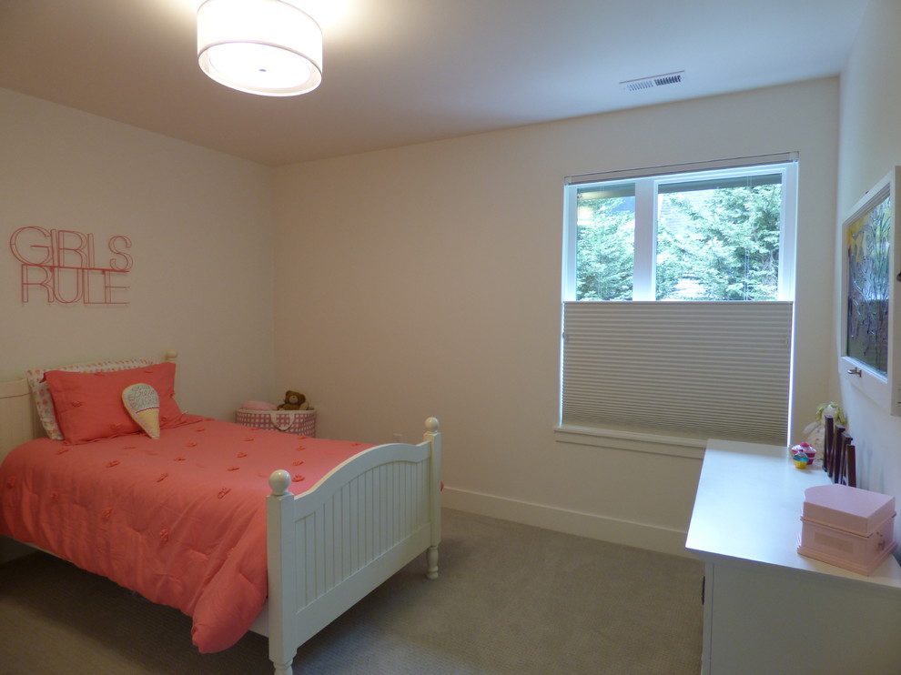 Mid-sized transitional kids' bedroom in Portland with white walls, carpet and beige floor for kids 4-10 years old and girls.