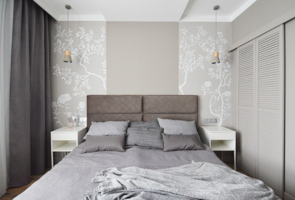 Идея дизайна: хозяйская спальня среднего размера в современном стиле с серыми стенами, полом из ламината и коричневым полом