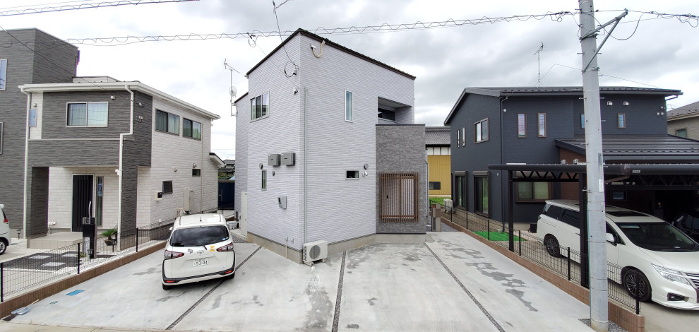 Idées déco pour une petite façade de maison blanche moderne à un étage avec un revêtement mixte, un toit en appentis, un toit en métal et un toit noir.