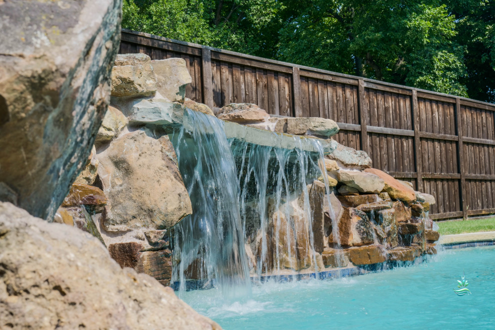 Foto di una piscina naturale american style personalizzata di medie dimensioni e dietro casa con cemento stampato