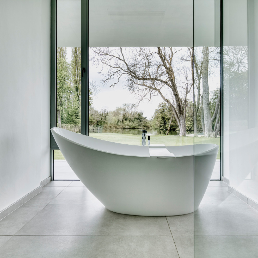 Großes Modernes Badezimmer in Oxfordshire