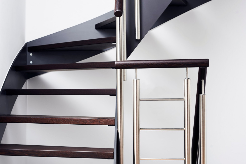 Консольная лестница в темных тонах
