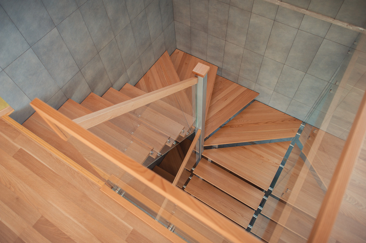 Лестница с деревянными ступенями и прозрачной перегородкой