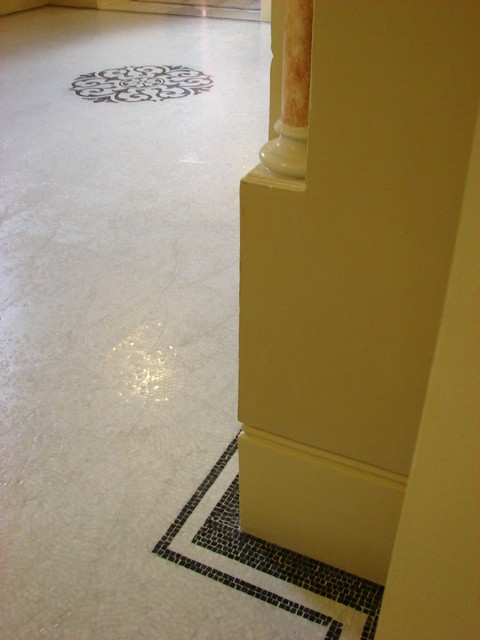 West Hampstead Synagogue Enterance Hall Floor eclectico-recibidor-y-pasillo