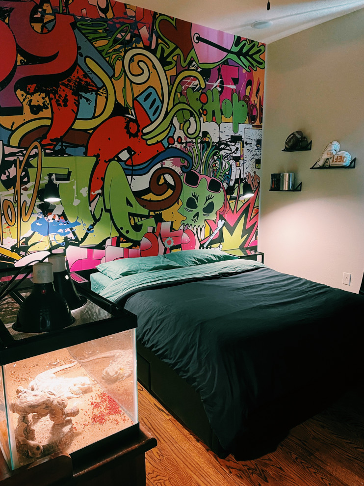 Свежая идея для дизайна: спальня среднего размера в стиле фьюжн с разноцветными стенами, паркетным полом среднего тона, разноцветным полом и обоями на стенах - отличное фото интерьера