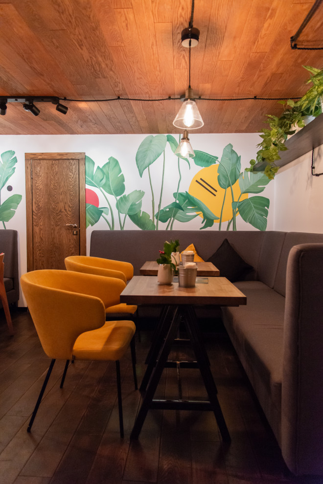 Роспись стен и потолка в тропическом стиле в кофейне на Бауманской