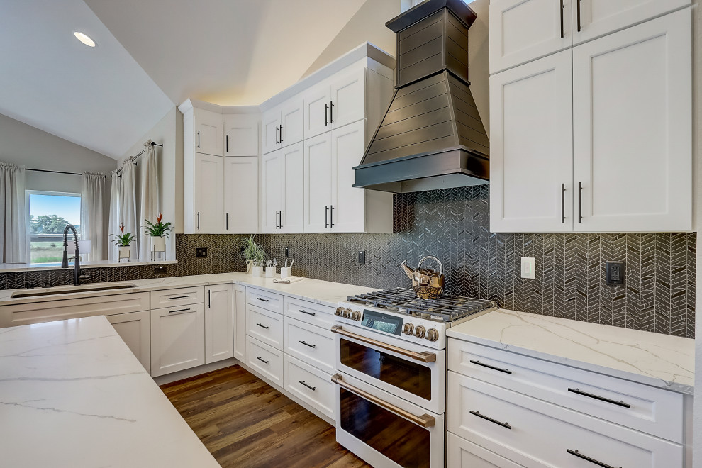 Example of a transitional kitchen design in Milwaukee