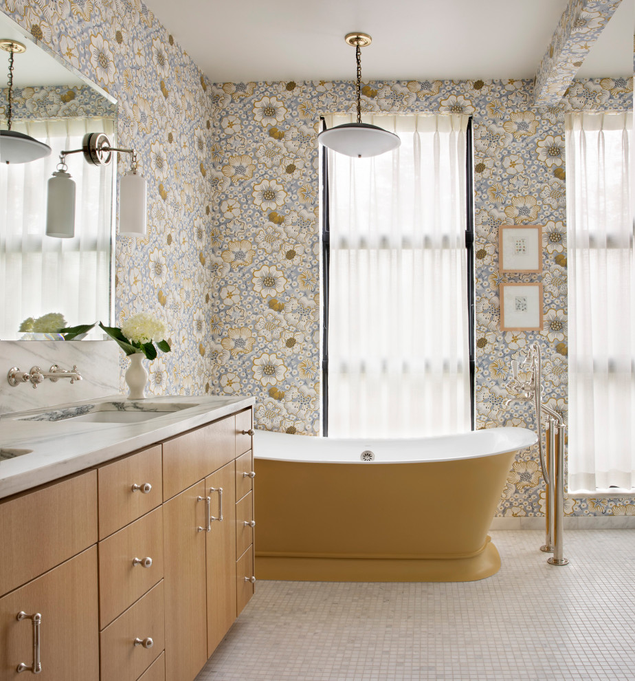 Идея дизайна: главная ванная комната в современном стиле с отдельно стоящей ванной, мраморной столешницей, тумбой под две раковины, плоскими фасадами, светлыми деревянными фасадами, разноцветными стенами, полом из мозаичной плитки, врезной раковиной, белым полом, белой столешницей, встроенной тумбой и обоями на стенах