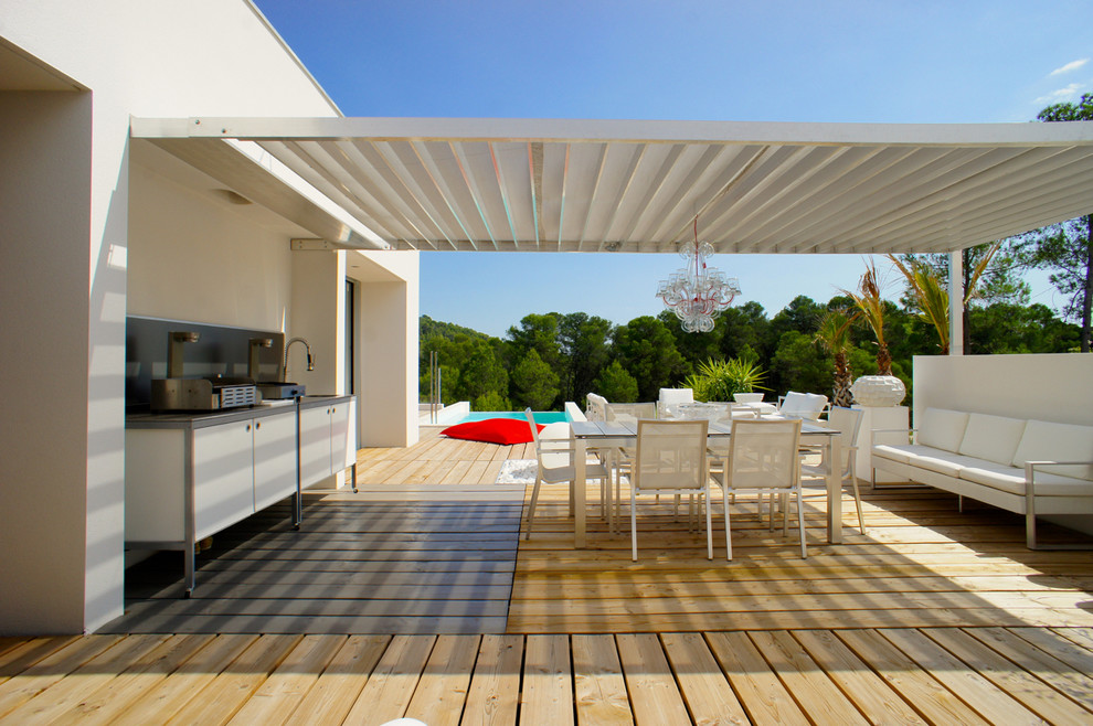 Inspiration for a contemporary deck in Montpellier with an outdoor kitchen.