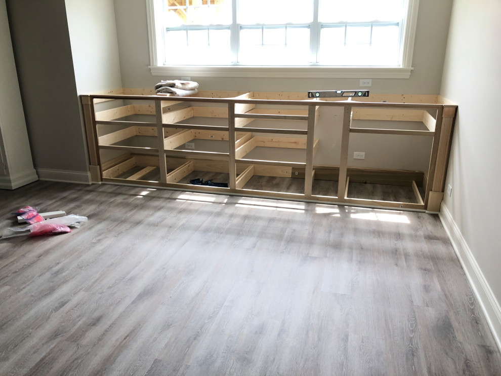 Example of a transitional basement design in Chicago